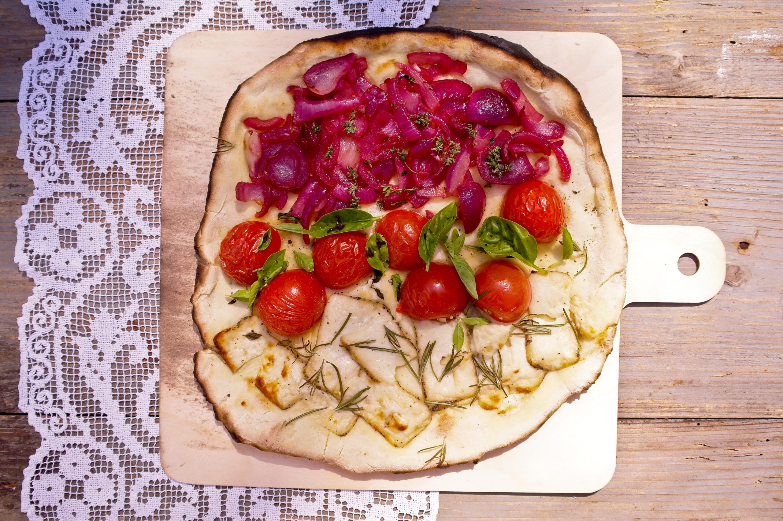 focaccia - podpłomyk z serem kozim i rozmarynem, pomidorkami koktajlowymi i bazylią, czerwoną cebulą i tymiankiem - bez sosu pomidorowego