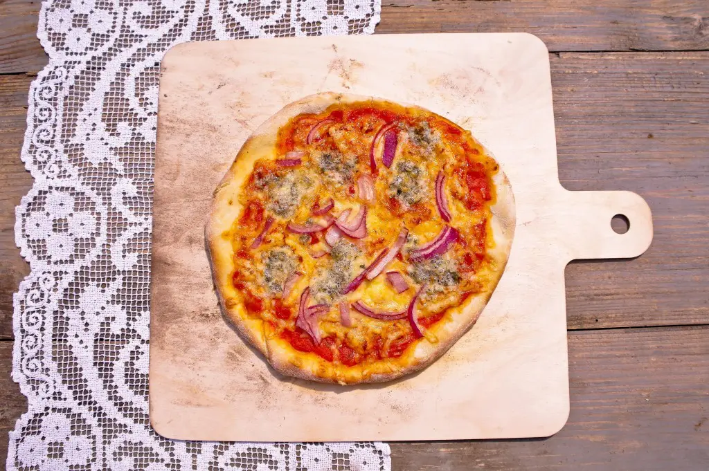 pizza z sosem pomidorowym, serem pleśniowym i czerwoną cebulką