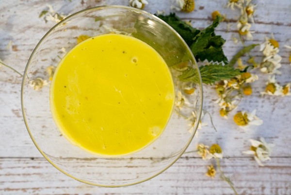 maseczka na włsy z żółtka i ziołowej oliwy z kroplą soku z cytryny